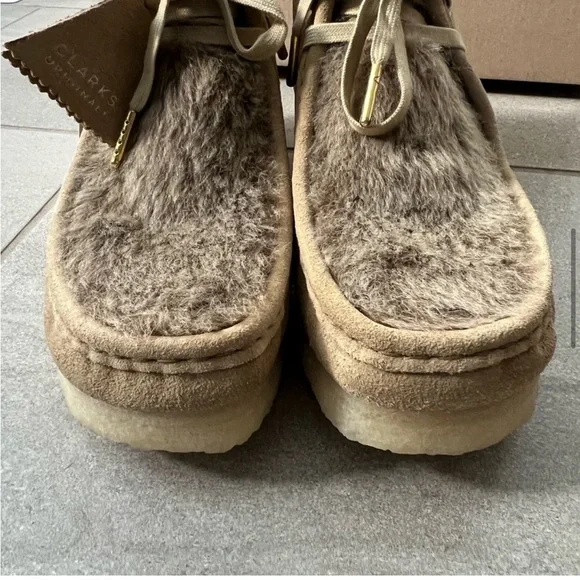 Clarks Wallabee Ankle Boot Women's
SZ 10 M Tan NEW $170 Fur Accent Suede Lace Up - Picture 10 of 10